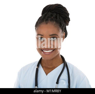 Gerne afrikanische Ärztin Vor weißem Hintergrund stehend Stockfoto