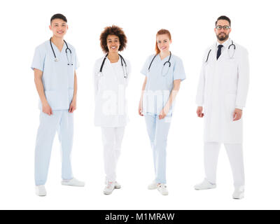 Portrait von Happy Multirassischen medizinisches Team Vor weißem Hintergrund Stockfoto