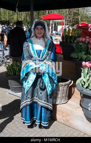 Ein Mitglied des Personals, das für die lokalen und regionalen Kleid im Keukenhof, Lisse im Süden von Holland gekleidet. Der Name, die ÔKeukenhofÕ Sinne Küche Garten cre Stockfoto