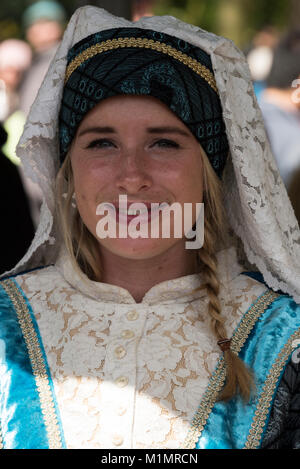 Ein Mitglied des Personals, das für die lokalen und regionalen Kleid im Keukenhof, Lisse im Süden von Holland gekleidet. Der Name, die ÔKeukenhofÕ Sinne Küche Garten cre Stockfoto