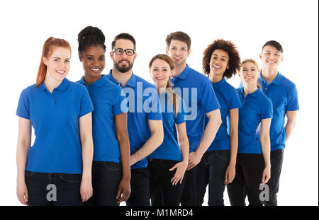Gruppe von Jungen Hausmeister stehen in der Zeile vor weißem Hintergrund Stockfoto