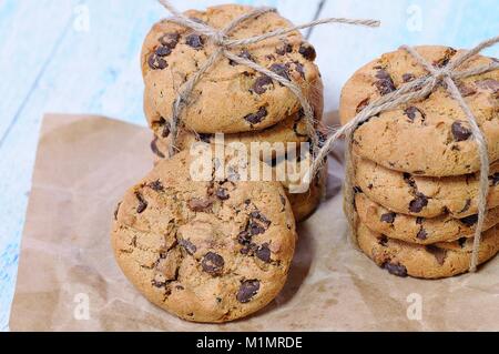 Stapel von hausgemachten Chocolate Chip Cookies auf hölzernen Tisch Stockfoto