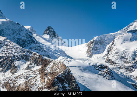 Die Bernina Berggipfel und der Diavolezza Gletscher in der Nähe von St. Moritz, Schweiz, Europa. Stockfoto