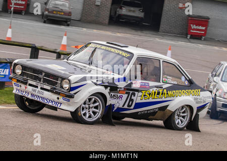 Ford Escort MkII mit Fahrer John Carroll und Co - Treiber Linda Thomas am Motorsport News Stromkreis Rally Championship, Snetterton, Norfolk, Großbritannien. Stockfoto