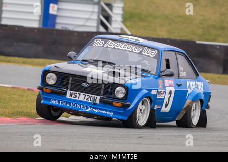 Ford Escort MKII mit Fahrer Martin Hodgson und Co - Treiber Tony Jones in der Motorsport News Stromkreis Rally Championship, Snetterton, Norfolk, Großbritannien. Stockfoto