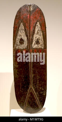 Mendi Schild. Holz und natürlichen Pigmenten geschnitzt. Südlich Papua Neuguinea. Im frühen 20. Jahrhundert. Stockfoto