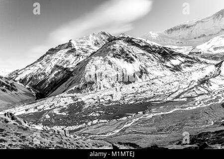 Himalaya, Nepal, Annapurna Conservation Area. Auf dem Weg in Richtung des Tilicho See. Schwarz-weiß-Bild. Stockfoto