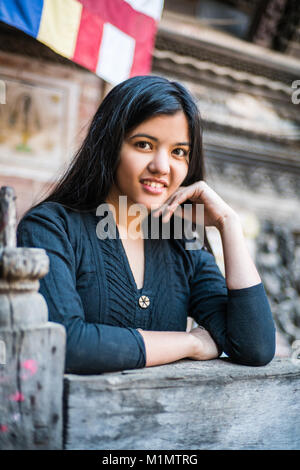 Porträt eines jungen Mädchens im alten Tempel in Bhaktapur, Nepal. Stockfoto