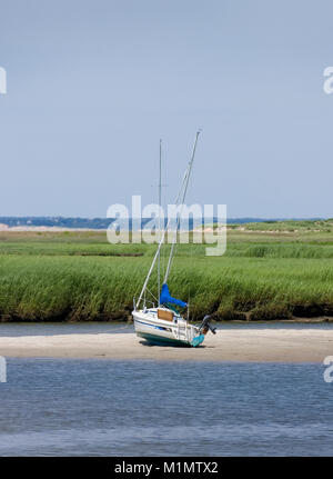 "Hoch und trocken" ein Segelboot auf einer Sandbank bei Ebbe in Rock Harbor * Orleans, Massachusetts Auf Cape Cod * Stockfoto