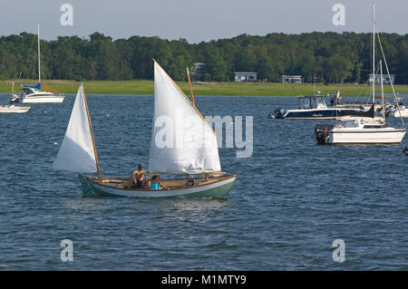 Eine ketch segelt entlang in den Hafen von Wellfleet, Massachusetts Auf Cape Cod, USA Stockfoto