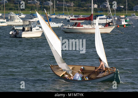 Eine ketch segelt entlang in den Hafen von Wellfleet, Massachusetts Auf Cape Cod, USA Stockfoto