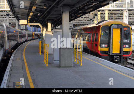 Züge in Plattformen an der London Terminal railway station bei Waterloo. mainline Pendler Pendler Stationen in London South Western Railway Franchise Stockfoto