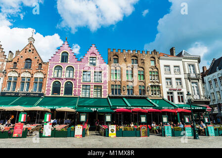 Brügge, Belgien - 31. August 2017: alten bunten traditionellen Häusern mit Bars und Restaurants in der Grote Markt (Marktplatz) mit Menschen um Ich Stockfoto