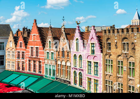 Brügge, Belgien - 31. August 2017: alten bunten traditionellen Häusern mit Bars und Restaurants in der Grote Markt (Marktplatz) in der historischen Cent Stockfoto