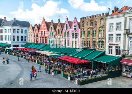 Brügge, Belgien - 31. August 2017: alten bunten traditionellen Häusern mit Bars und Restaurants in der Grote Markt (Marktplatz) mit Menschen um Ich Stockfoto