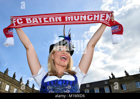 Junge Frau mit Dirnd und Trachtenhutl, FC Bayern Fanschal, weiblicher Fan, Deutschland Stockfoto