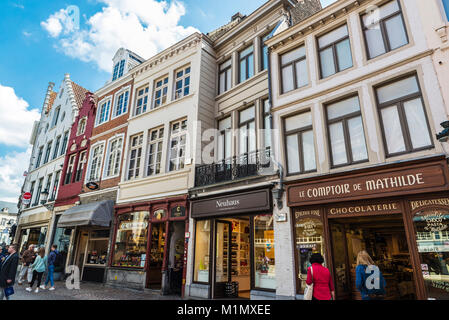 Brügge, Belgien - 31. August 2017: Straße voller Süßigkeiten Shop mit Menschen zu Fuß in der mittelalterlichen Stadt Brügge, Belgien. Stockfoto