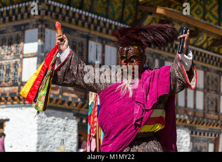 Bumthang, Bhutan. Eine Atsara (Clown, Jester) Führt beim Warm-up für eine religiöse Zeremonie an jambay Lhakhang (Kloster/Tempel), in der Nähe von jakar. Stockfoto