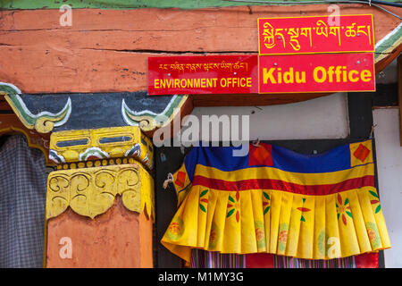 Jakar, Bumthang, Bhutan. Umwelt Büro anmelden, in Englisch und Dzongkha im tibetischen Alphabet. Innenraum der Jakar Dzong. Stockfoto