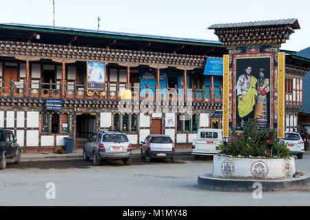 Jakar, Bumthang, Bhutan. Street Szene mit Foto von König Jigme Khesar Namgyal Wangchuck und Königin Jetsün Pema. Stockfoto