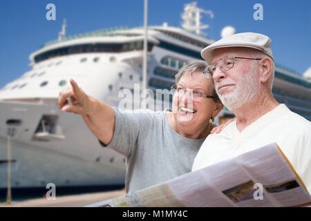 Gerne älterer Erwachsener Paar Touristen mit Broschüre Neben Passagier Kreuzfahrtschiff. Stockfoto