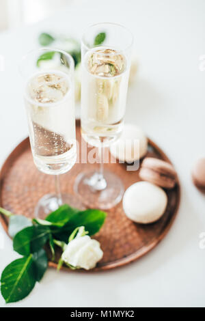Luxuriöse champagner Hochzeit mit weißen Rosen und Macaron d Stockfoto