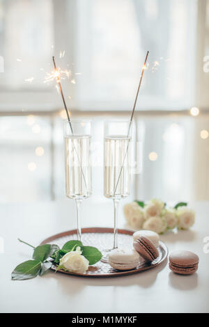 Luxuriöse champagner Hochzeit mit weißen Rosen und Macaron d Stockfoto