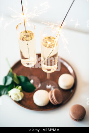 Luxuriöse champagner Hochzeit mit weißen Rosen und Macaron d Stockfoto