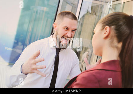 Chef schreit und schimpft mit seiner Mitarbeiter Stockfoto