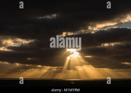 Dramatischer Sonnenuntergang über der Nordsee, Gemeinde Westerhever, Halbinsel Eiderstedt, Nordfriesland, Schleswig-Holstein, Deutschland, Mitteleuropa Stockfoto