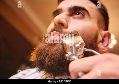 Ein junger männlicher Mann mit Bart in Barbershop Stockfoto