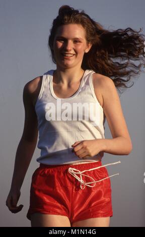 Modell läuft in einem Londoner Park c 1991 mit keine Logos auf der Kleidung. Foto von Tony Henshaw Stockfoto