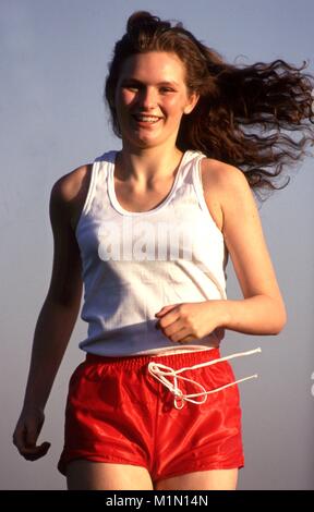 Modell läuft in einem Londoner Park c 1991 mit keine Logos auf der Kleidung. Foto von Tony Henshaw Stockfoto