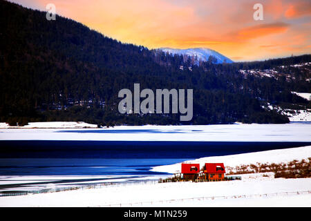 Sonnenuntergang über der Höhe Bergsee, rote Farben, bulgarischen Berge Stockfoto