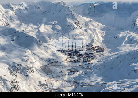 Blick von La Masse des Skigebiets von Val Thorens in der Bellevill Tal in die drei Täler Skigebiet von Frankreich Stockfoto