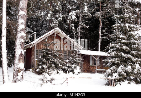 Winterlandschaft mit Schnee Holzhütte in den bulgarischen Bergen Stockfoto