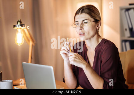 Zuversichtlich businesslady, tief in Gedanken versunken Stockfoto