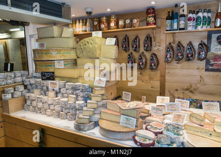 Innenraum eines Shop im kommerziellen Zentrum von Les Menuires in den Französischen Alpen, spezialisiert auf lokale Essen und Trinken - vor allem Bergkäse. Stockfoto