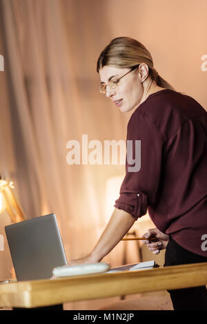 Freelancer sitzen auf ihren Tisch begeistert Stockfoto