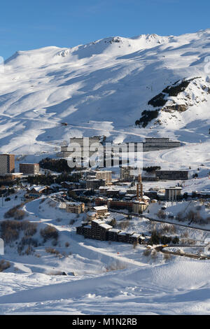 Blick auf die Französische Skigebiet von Les Menuires, Trois Vallées, Frankreich von La Masse Stockfoto