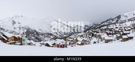 Panorama der französischen Skistation von St Martin-de-Belleville in der 3 Täler Skigebiet an einem verschneiten Tag Stockfoto