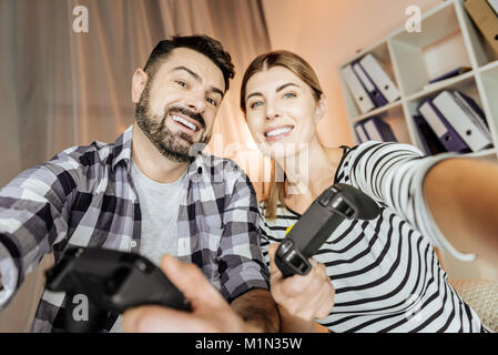 Positiv erfreut Freunde die Zeit mit Vergnügen Stockfoto