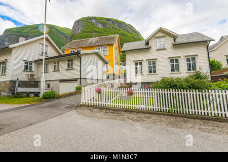 Dorf Undredal am Aurlandsfjorden und den Bergen, Norwegen, Skandinavien, Gemeinde Aurland, Sognefjorden, Sogn og Fjordane county Stockfoto