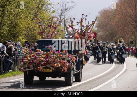 Die jährlichen Blumenkorso mit zwanzig großen schwimmt plus 30 kleinere Fahrzeuge, in einen Aufstand der Farbe über die frisch geschnittene Tulpen und andere spri eingerichtet Stockfoto