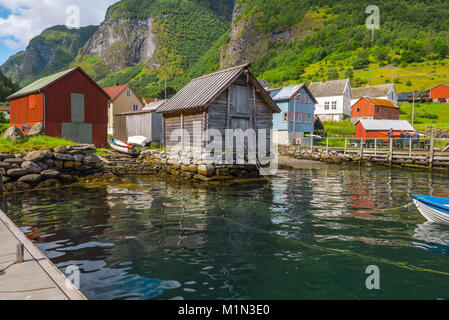 Am Meer mit Bootshaus und Berge am Fjord Sognefjorden, Aurlandfjorden, Dorf Undredal, Norwegen, Skandinavien, Gemeinde Aurland Stockfoto