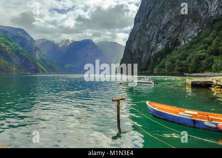 Am Meer zu Aurlandfjorden, Seite Zweig der Sognefjorden, in Undredal, Norwegen, Gemeinde Aurland, Fjord mit dem Kanu im Vordergrund. Stockfoto