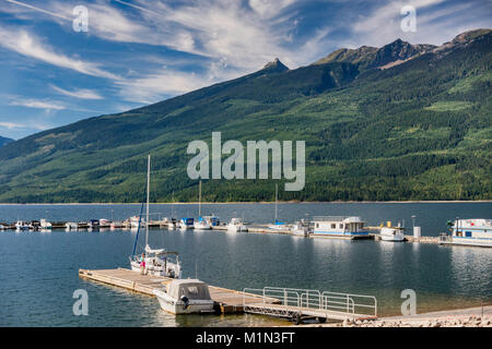 Marina an der Upper Arrow Lake, Columbia River, in Nakusp, Saddle Mountain an der Gold Range in den Monashee Mountains in Dist, British Columbia, Kanada Stockfoto