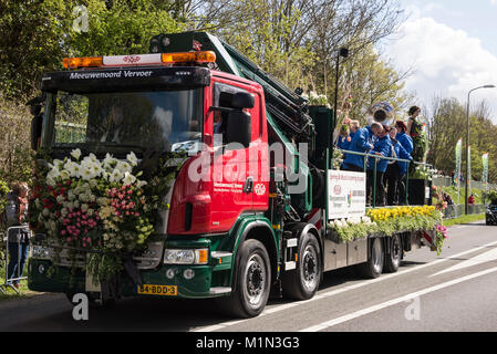 Die jährlichen Blumenkorso mit zwanzig großen schwimmt plus 30 kleinere Fahrzeuge, in einen Aufstand der Farbe über die frisch geschnittene Tulpen und andere spri eingerichtet Stockfoto