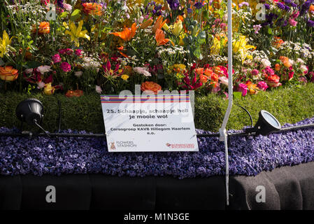 Die jährlichen Blumenkorso mit zwanzig großen schwimmt plus 30 kleinere Fahrzeuge, in einen Aufstand der Farbe über die frisch geschnittene Tulpen eingerichtet. Dieses Ereignis ta Stockfoto