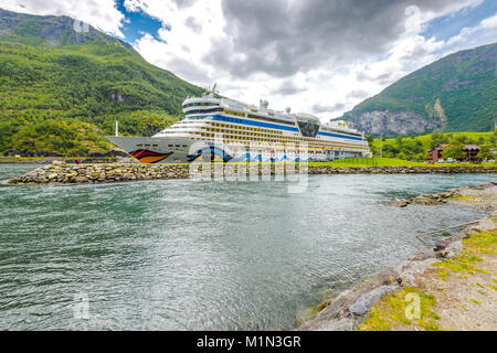Kreuzfahrtschiff von AIDA Cruises Anker in Flam, Aurland, Norwegen, Skandinavien, Aurlandsfjorden, Sognefjorden - Bühne im Fjord Stockfoto